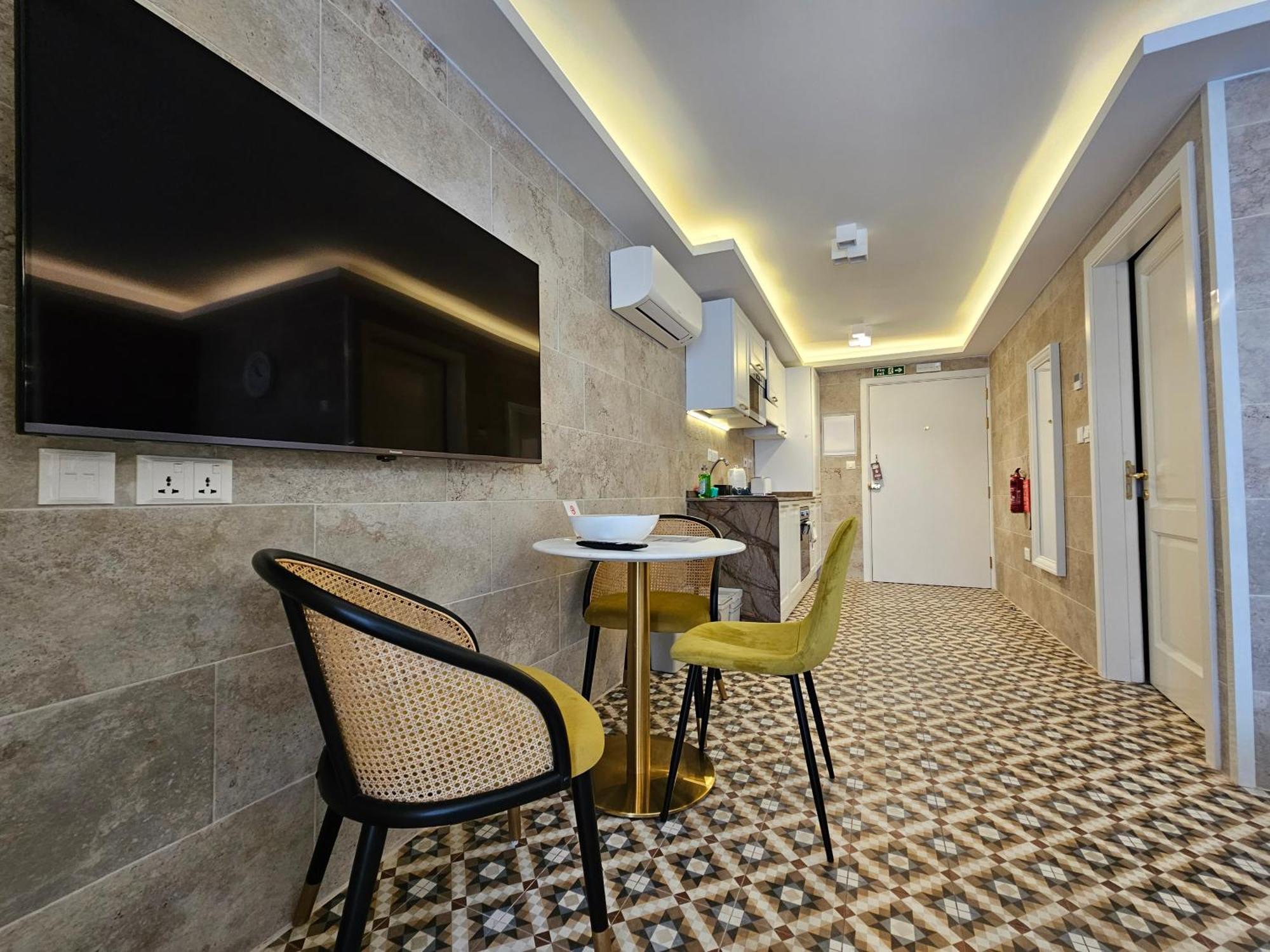 Balcony Hotel
