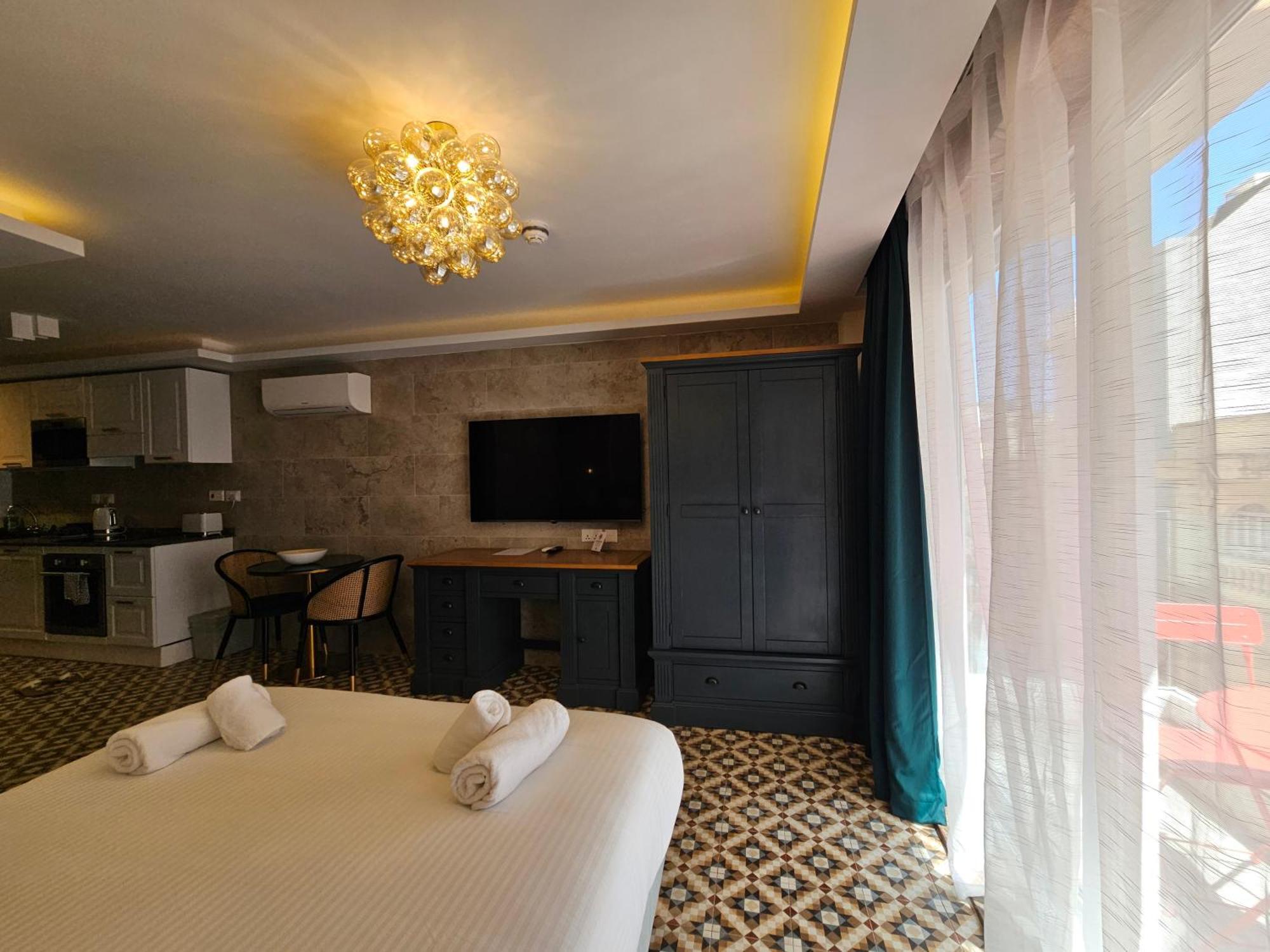 Balcony Hotel