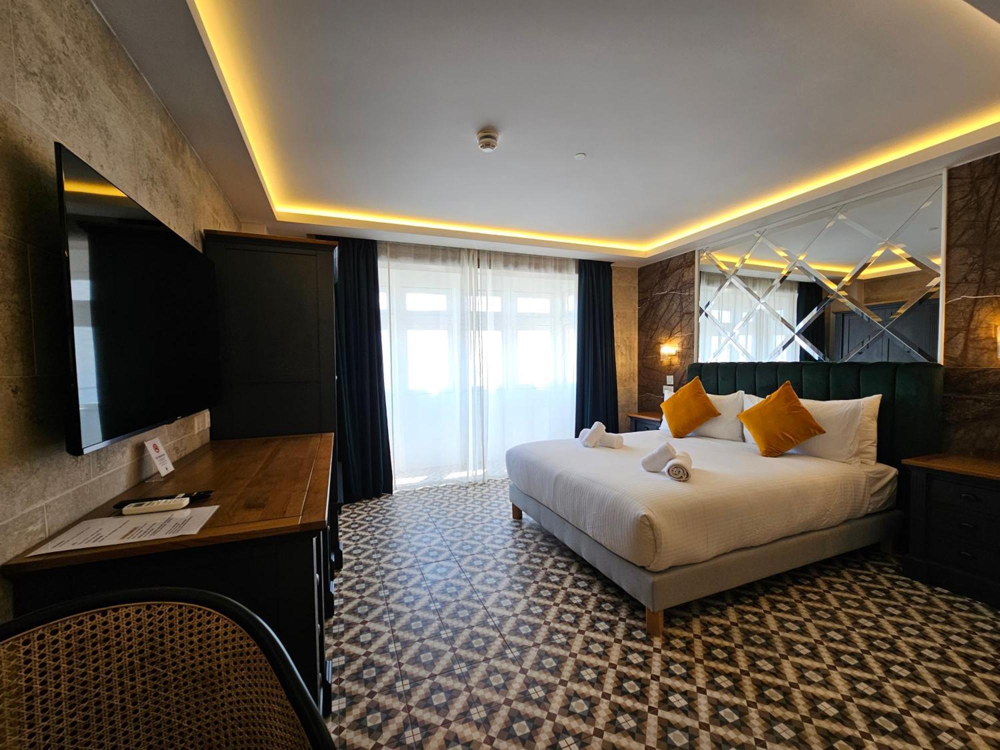 Balcony Hotel St. Julian's