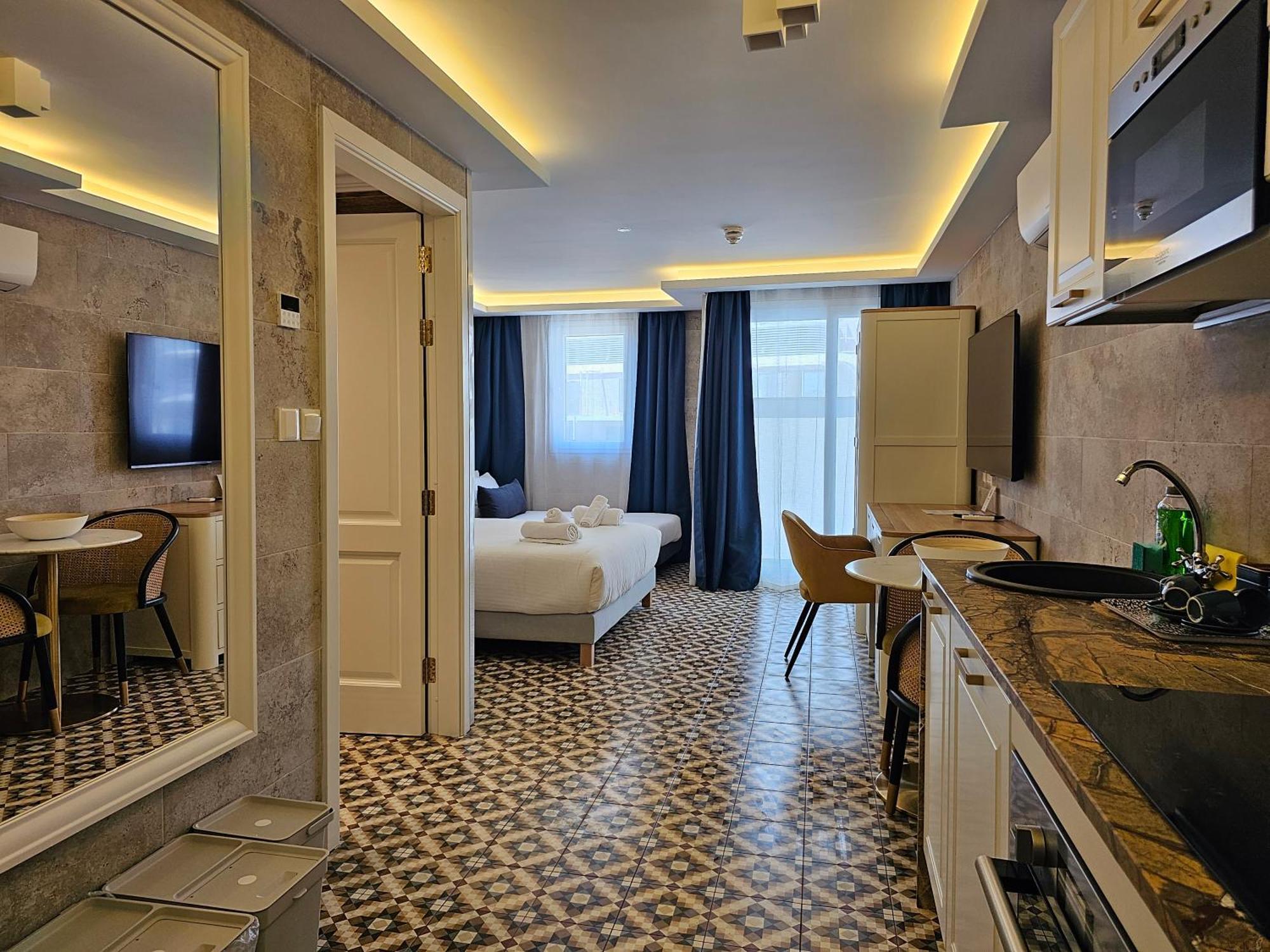 Balcony Hotel 3*